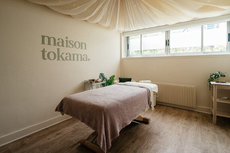 Cliente installée dans le lit de massage chez Maison Tokama à Rennes, sous une tenture lumineuse et apaisante au plafond.