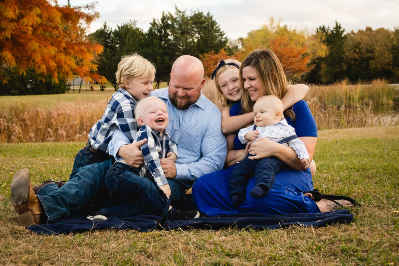 Outdoor fall family photo near Sherman TX ; four kids