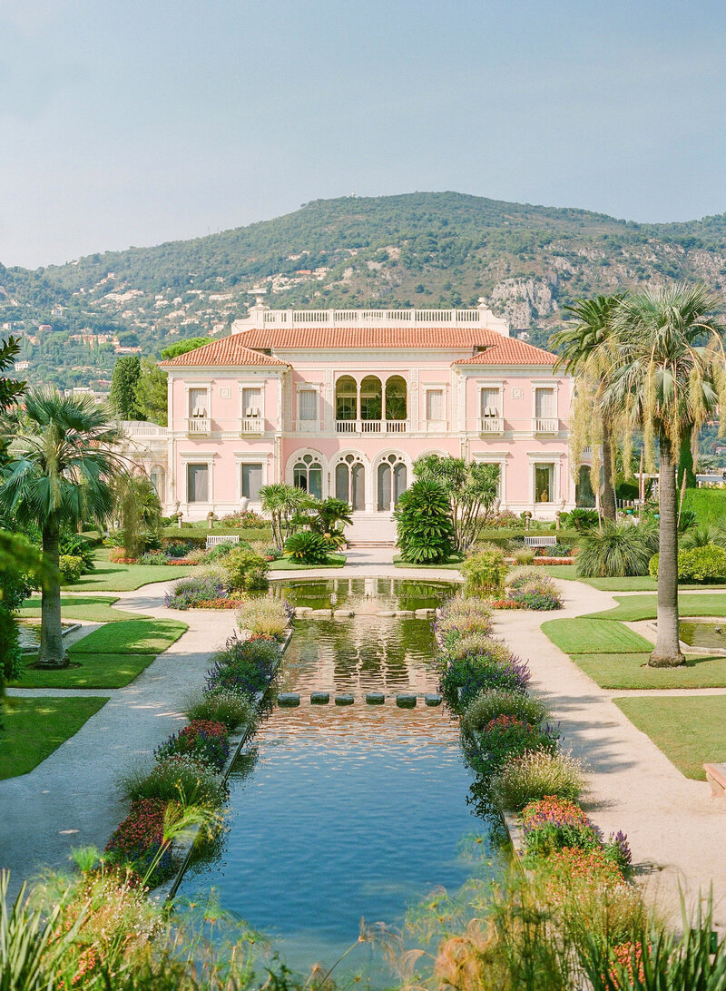 Luxury destination wedding venue in the South of France, Château Saint-Martin is an exclusive venue on the French Riviera that offers the perfect setting for a  beautiful wedding in France