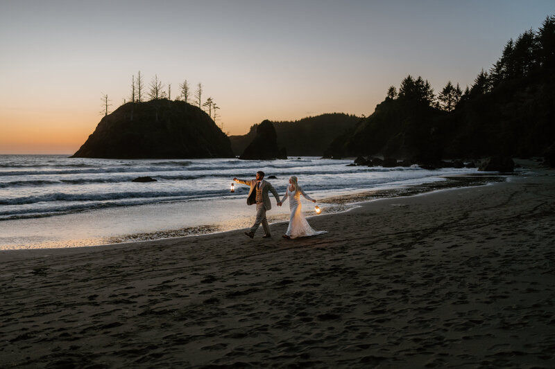 BRIDE GROOM AT BEACH