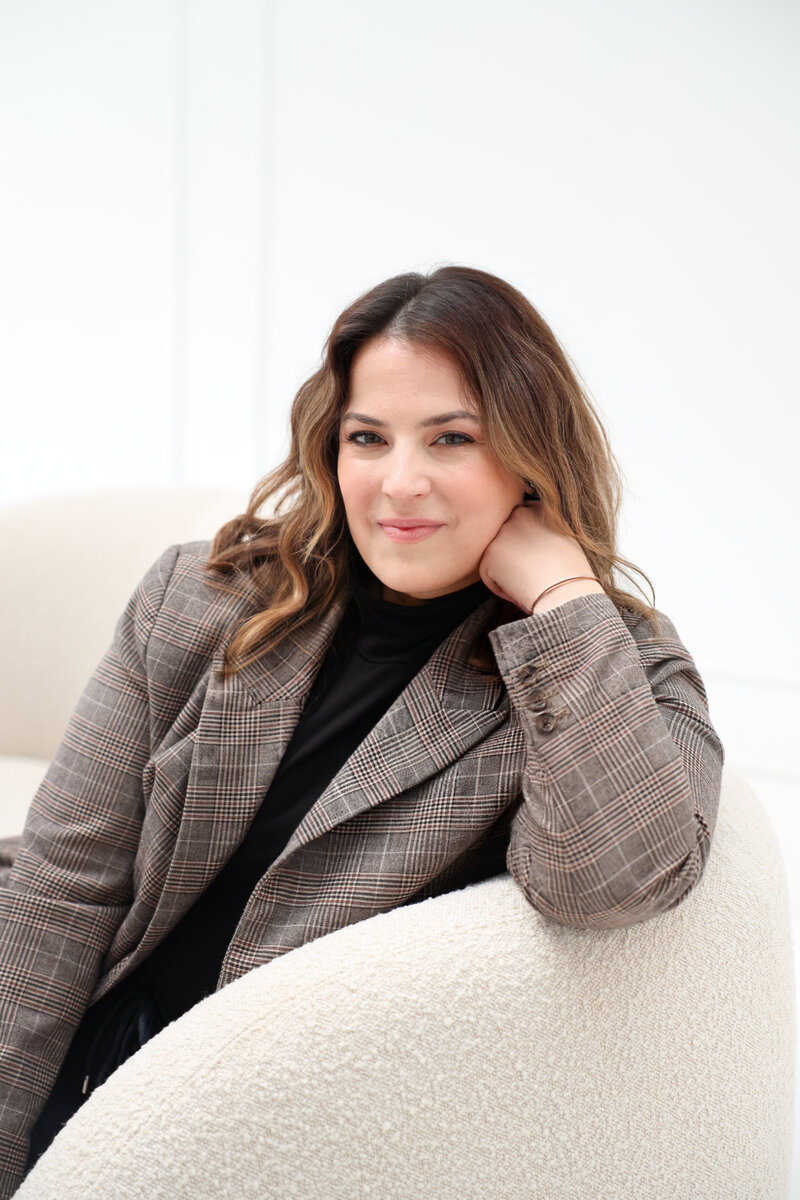 Indra Moelans, founder van Praktijk Olino in Hasselt en host podcast over kinderwens en ouderschap