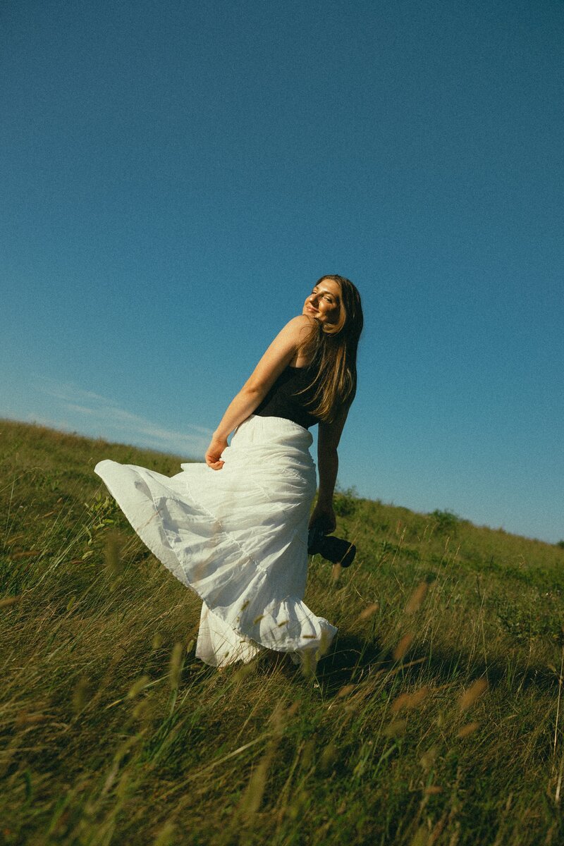 wedding photographer brand photos in a grass field