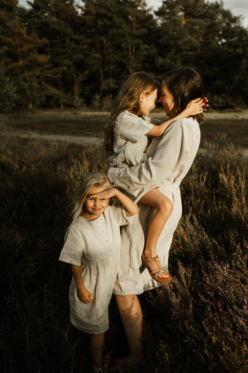 Gezinsfotografie in Nijlen tijdens golden hour – pure, spontane momenten vastgelegd in de heide.