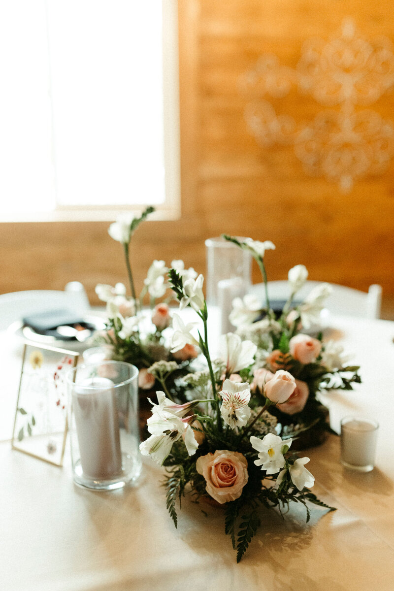 Winnipeg wedding with fall inspired flowers and candles