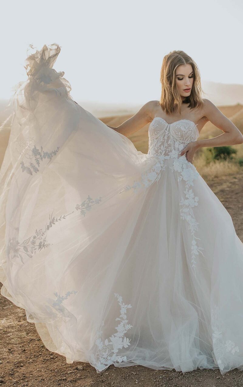 Nunziata Bridal Boutique - Sarnia, Ontario - Martina Liana 1413-5