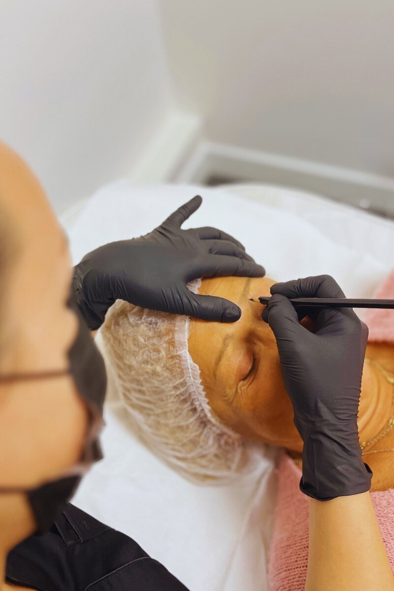 Séance de maquillage permanent des sourcils d'une cliente
