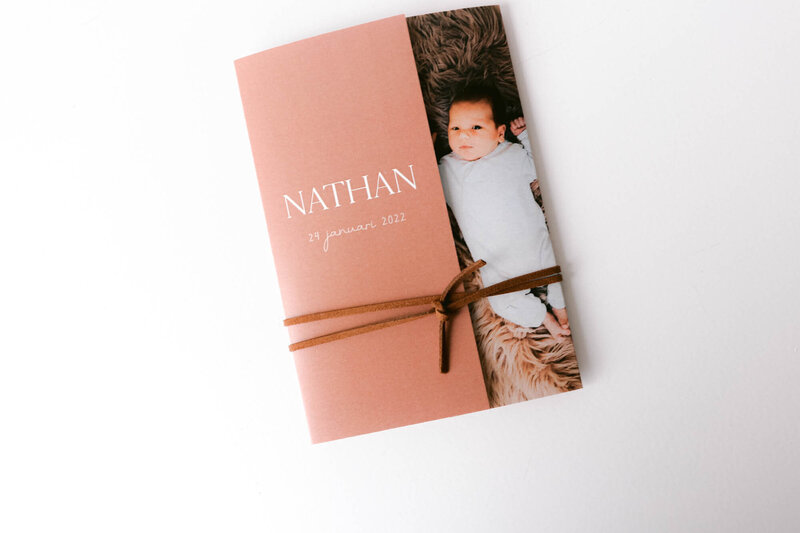 Drieluik-geboortekaartje-Nathan-in-roestkleur-met-suede-koord