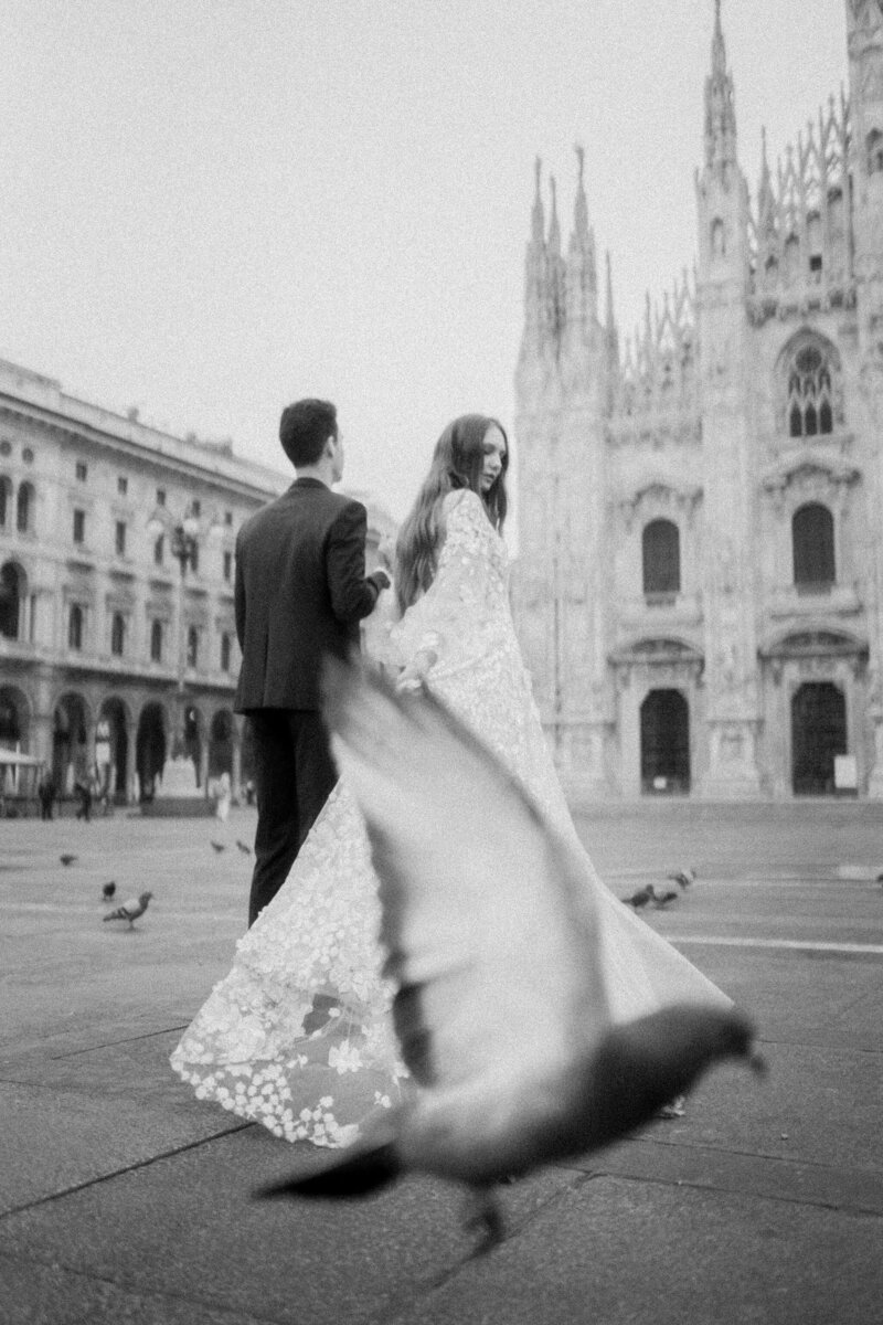 040-Milan-Duomo-Inspiration-Love-Story Elopement-Cinematic-Romance-Destination-Wedding-Editorial-Luxury-Fine-Art-Lisa-Vigliotta-Photography