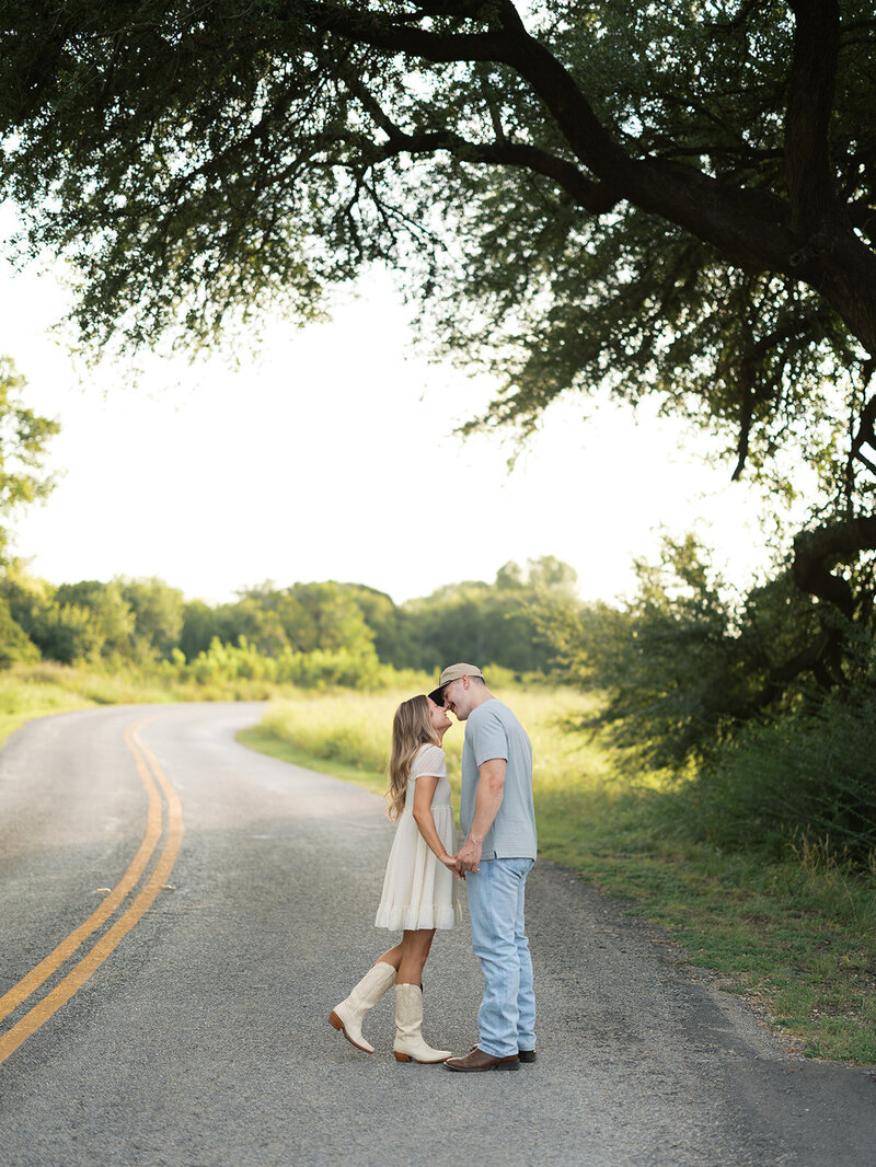 engagement-session-in-the-hill-country
