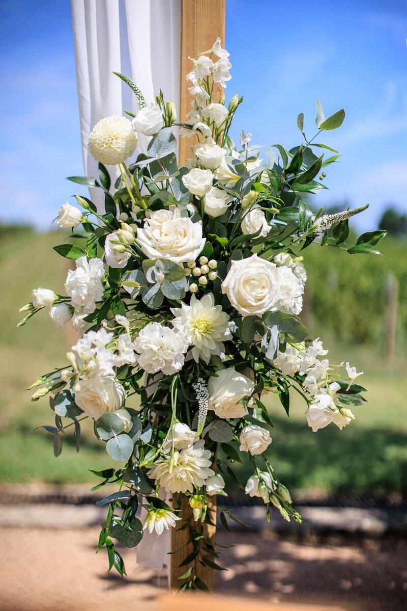 composition-florale-blanche-arche-bois