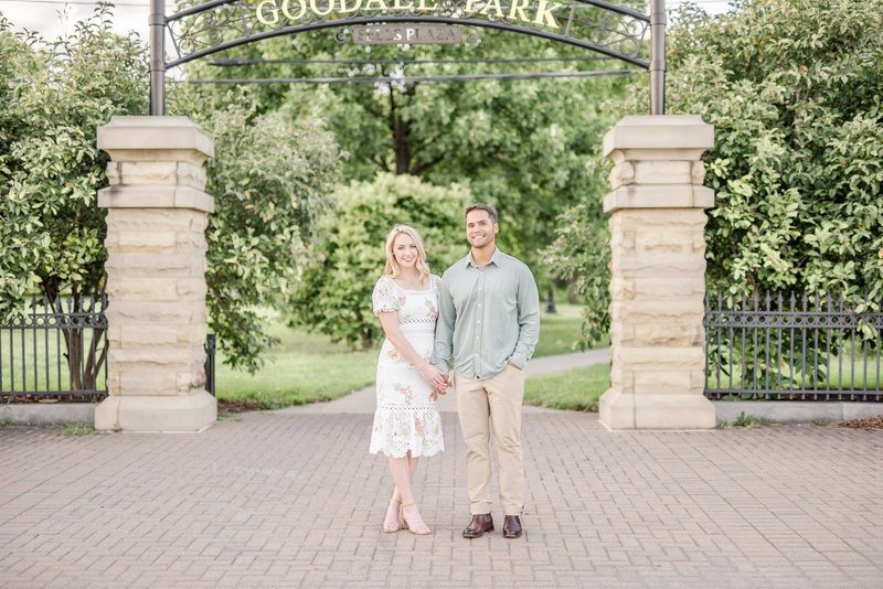 engagement-photos-in-short-north-at-goodale-park-in-downtown-columbus-ohio_1088