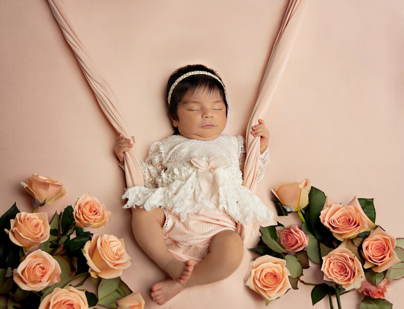 EvaMaganaPhotographynewbornsessiongirlfirstbirthdayphotographysessionstudio (10 of 11)