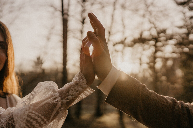 Bruidspaar houdt handen tegen elkaar