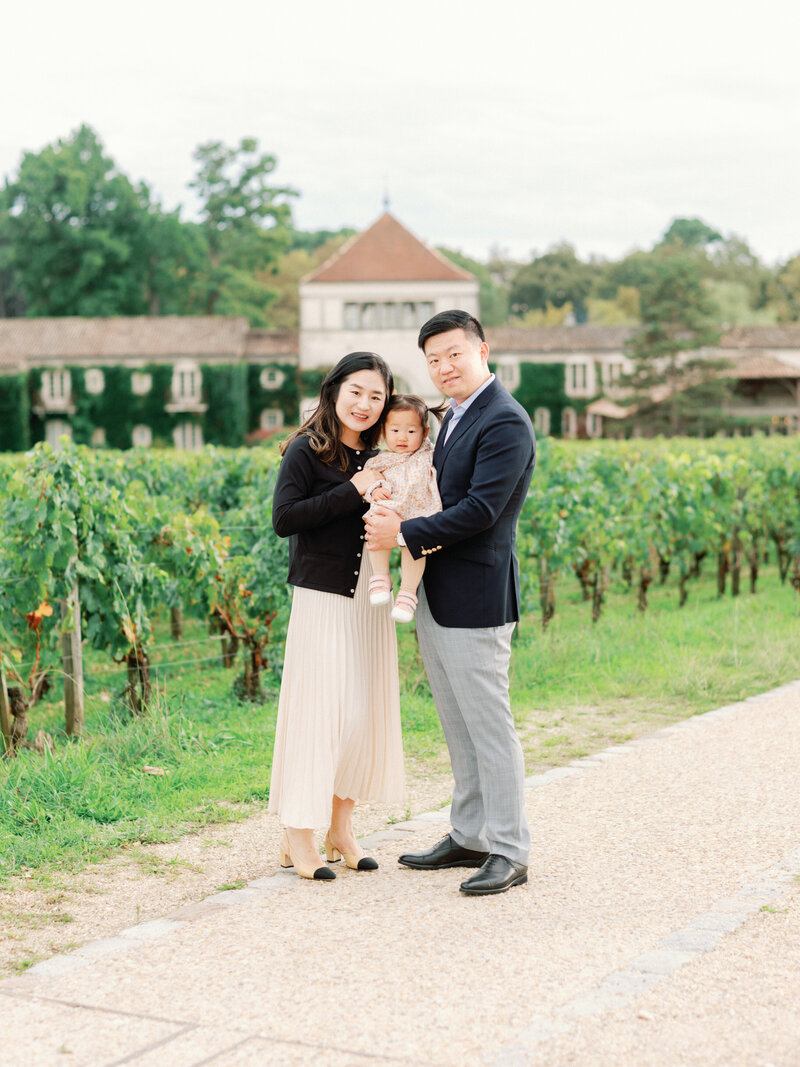 Classic Family Portrait in the vineyards of the château Smith Haut Lafitte, Bordeaux Photoshoot