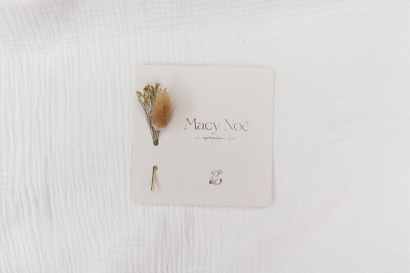 Beige-geboortekaartje-met-goudfolie-en-droogbloemen-macynoe-4