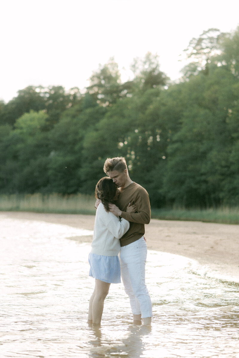 Couple on a beach on a photography session with photographer Hannika Gabrielsson