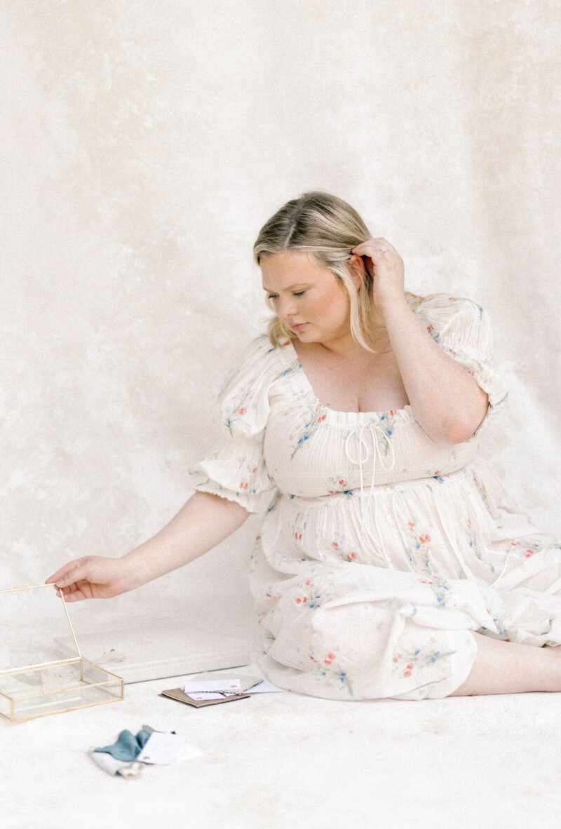 Alexandria newborn photographer showing off glass print box.