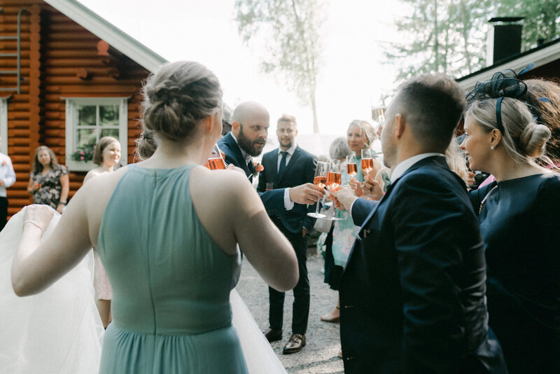 Vieraat kilistelevät maljoja sulhasen kanssa