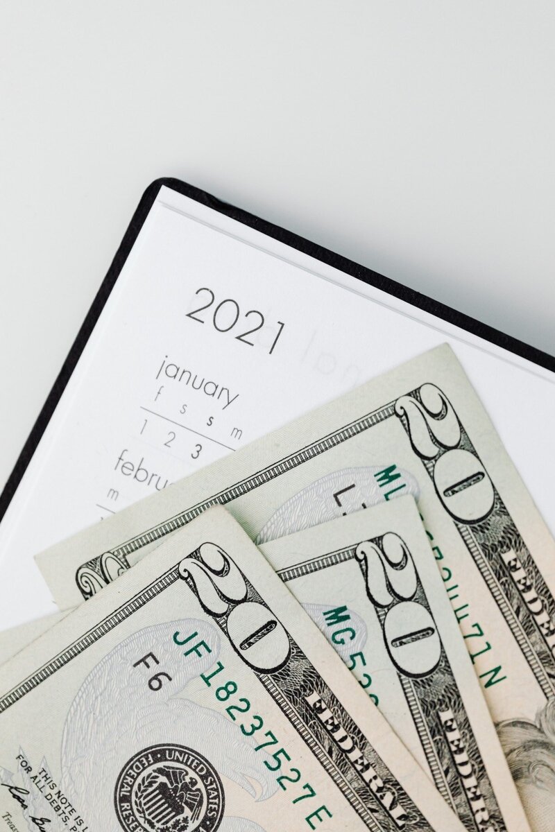 kaboompics_2021-planner-organizer-calendar-money-19811