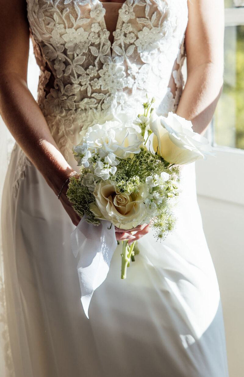 minimalist-white-bridal-bouquet-france
