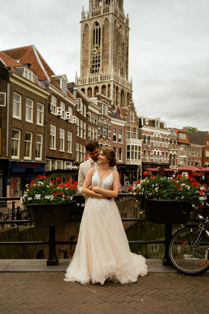 Vrouw in trouwjurk trekt haar schoenen aan