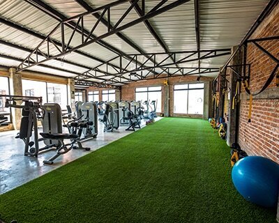 Fit Me Gym in San Miguel De Allende features state-of-the-art gym equipment and certified personal trainers, offering innovative fitness programs for strength, cardio, and overall wellness through EnForma.