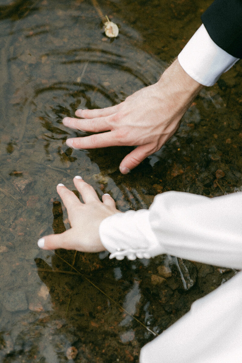 Wedding photo of an Intimate and romantic wedding  photography session in Porvoo by photographer Hannika Gabrielsson  Kuvaile mitä teet, minkälaisia tuotteita tai palveluita tarjoat ja kenelle.    Mikä on yrityksesi tehtävä?    Miksi teet sitä mitä teet?     Mikä inspiroi sinua?     Mitkä ovat yrityksesi tärkeimmät arvot? Mitkä näistä arvoista puhuttelevat vahvimmin ihanneasiakastasi?    Mitkä ovat vahvuutesi?    Mikä on yrityksesi päätavoite lähitulevaisuudessa? Entä pidemmän aikavälin tavoite?    Mitä unelmia sinulla on liittyen yritykseesi?    Miksi brändisi vetää puoleensa asiakkaita?    Kuvaile unelma-asiakkaasi. Minkä ikäinen, missä asuu, missä käy töissä, mitä harrastaa, jne.    Miksi unelma-asiakkaasi rakastaa tuotteitasi/palveluitasi?     Minkälaisen kokemuksen haluat tarjota asiakkaillesi ja miten se näkyy palveluissasi?    Miten luonnehtisit yrityksesi persoonallisuutta? Millä sanoilla kuvailisit yritystäsi?    Mitä haluat asiakkaidesi ajattelevan ja tuntevan, kun he näkevät brändisi?    Mistä yrityksesi tunnetaan? Miten eroat kilpailijoista?    Mainitse muutama brändi/yritys (muitakin kuin oman alasi), joiden visuaalinen ilme vastaa sitä brändikuvaa, jonka haluat antaa myös omasta yrityksestäsi. Mistä nimenomaisesti pidät näiden yritysten kuvissa/ visuaalisessa ilmeessä?    Miten haluat, että yritystäsi kuvaillaan visuaalisesti muutamalla sanalla tai lauseella?    Muuta?