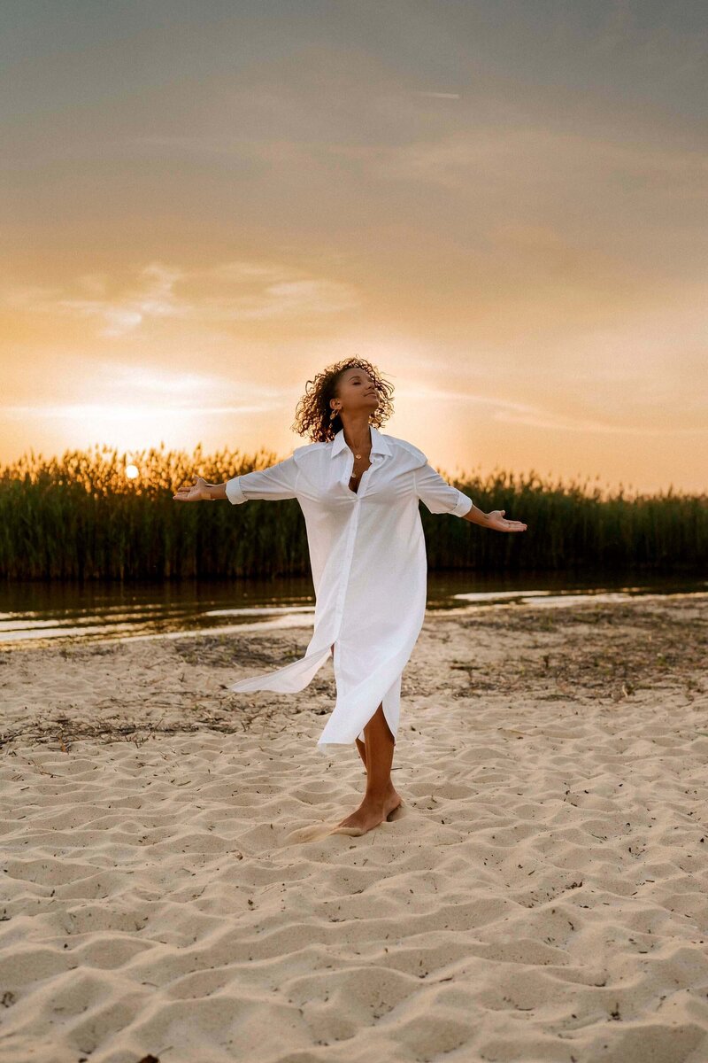 femme pieds nus sur la plage dans une chemise blanche longue