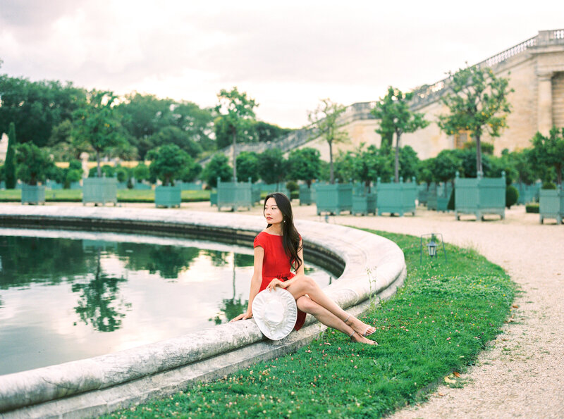 The future bride alone, portrait in Versailles garden