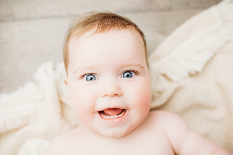Perth baby photographer blue eyed baby nine moths old laughing at the camera |gracie and the wren