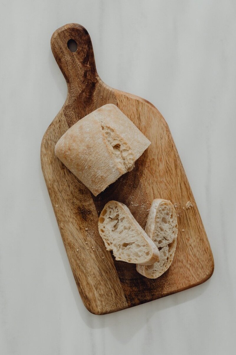 kaboompics_slicing-bread-ciabatta-bakery-28578 Grande