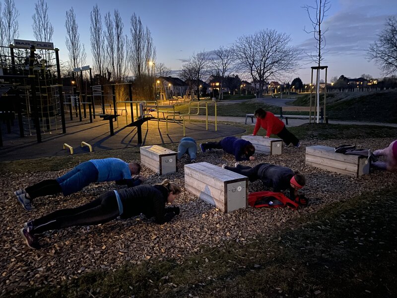 Pilates, Ernährungstraining und zyklusorientiertes Training in den Bezirken Mödling und Baden für ganzheitliches Wohlbefinden – sowie Fit im Büro: Dein Team-Training für mehr Gesundheit am Arbeitsplatz.