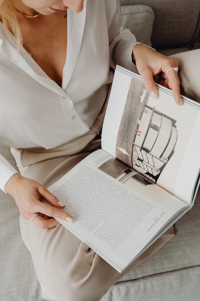 kaboompics_Elegantly dressed female architect with a book