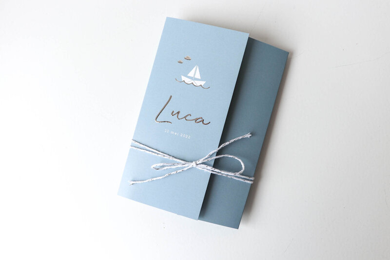 Lichtblauw-geboortekaartje-Luca-zilverfolie-bootje