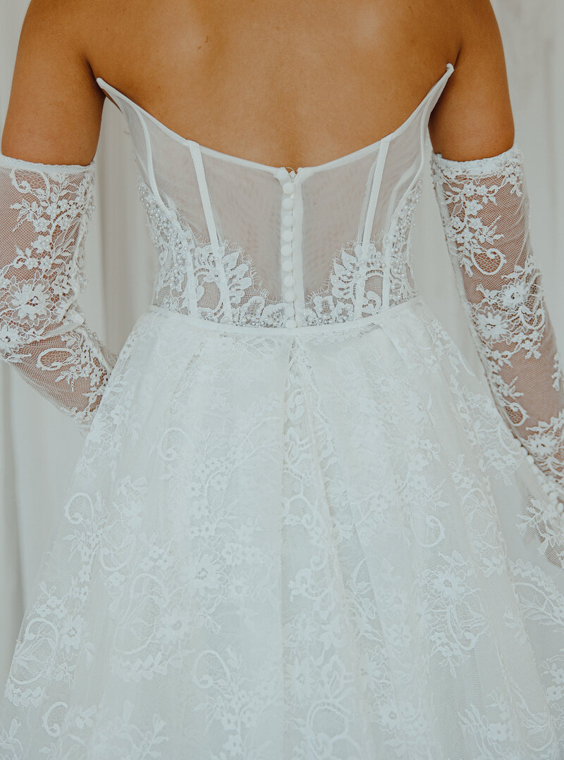 Alaynna w: overskirt back closeup 
