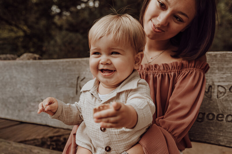 Mama en zoontje tijdens familie fotoshoot in het bos in Antwerpen