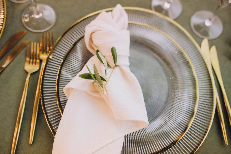 San Diego wedding with glass plates and pink napkins
