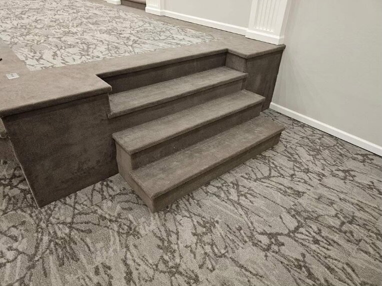 Light gray carpet and stairs.