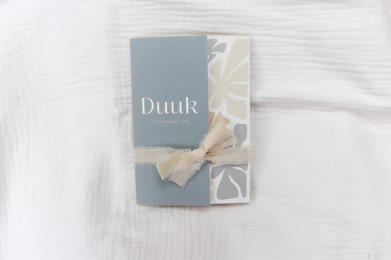 Blauw-beige-geboortekaartje-met-patroon-Duuk