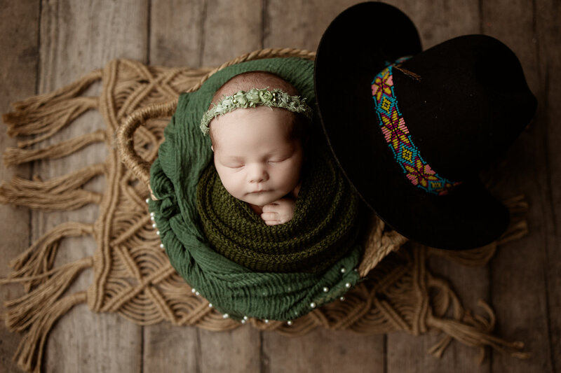 newborn pics with cowboy hat