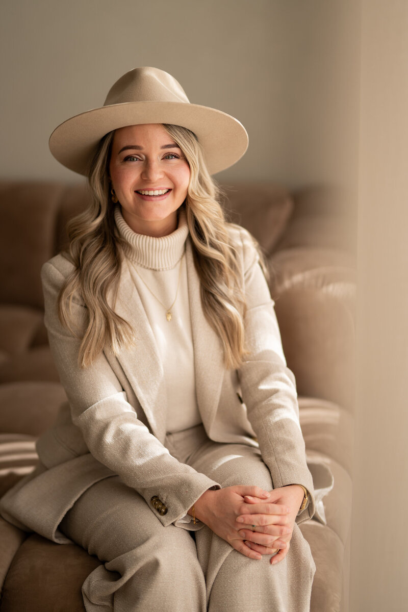Professionele branding fotoshoot van de Meraki Touch, vastgelegd door Juliette Fotografie, met focus op unieke kunstwerken en de creatieve identiteit van het merk in een inspirerende setting.