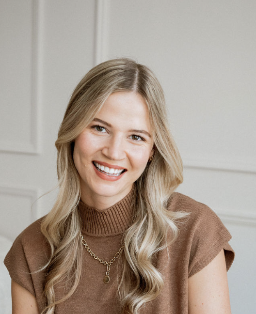 Elizabeth Tullis, a New York IFS Therapist, sitting and smiling.