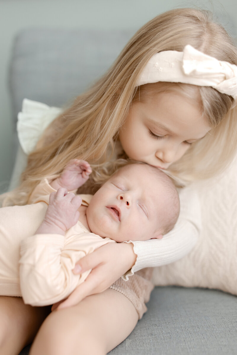 dad kissing daughter