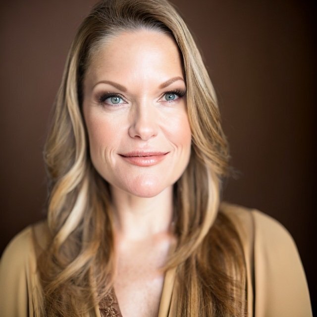 Michelle Parella is a therapist and EMDR specialist located in Santa Monica and proudly serving clients throughout the state of California