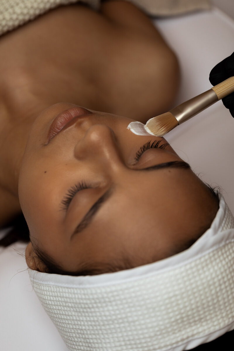 kaboompics_botox-fillers-facial-treatments-skincare-in-aesthetic-medicine-clinic-39550