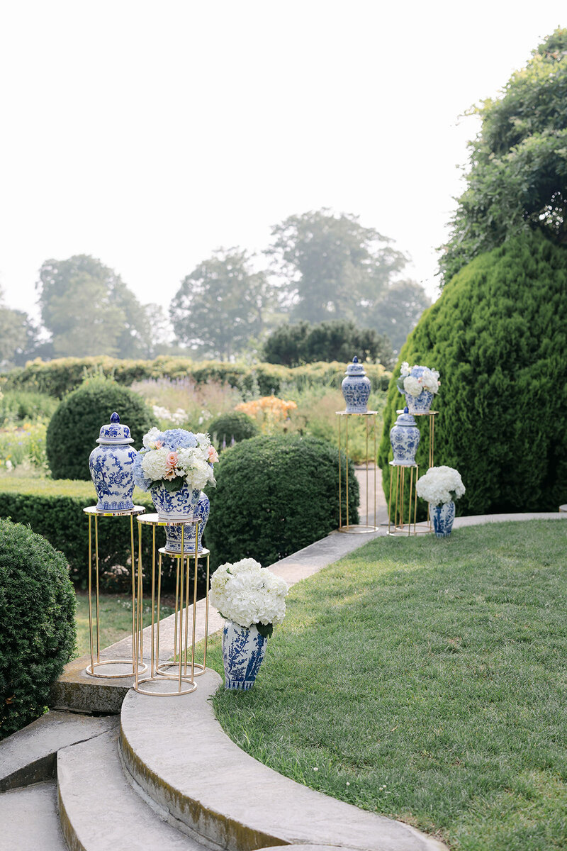 blue-white-ceremony-decor