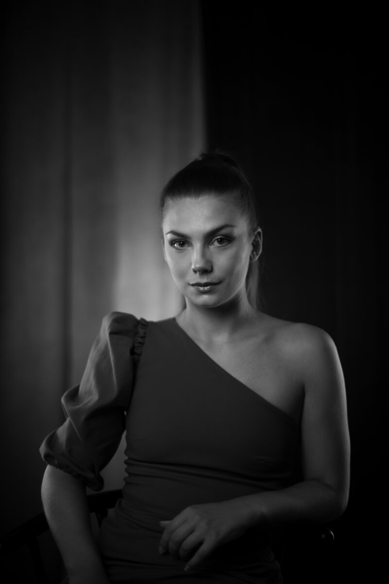 portrait-femme-studio-noir-blanc-8