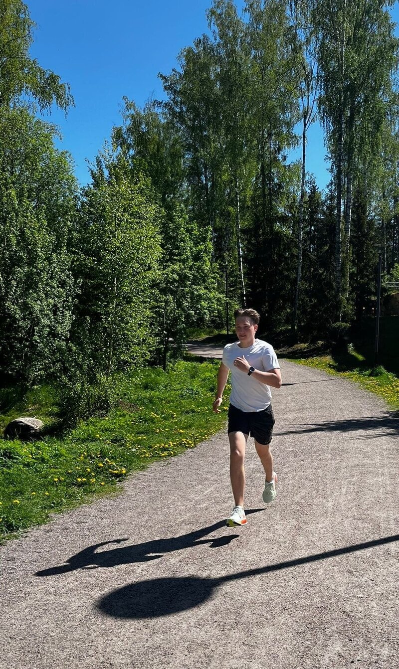 pt max söderlund juoksulenkillä hiekkatiellä