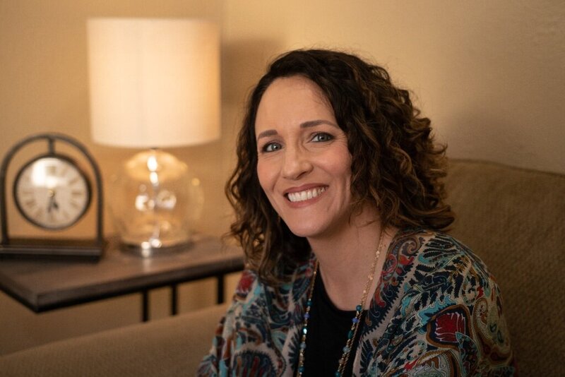 Image of Elizabeth Long, a licensed LMFT in Arroyo Grande in her office