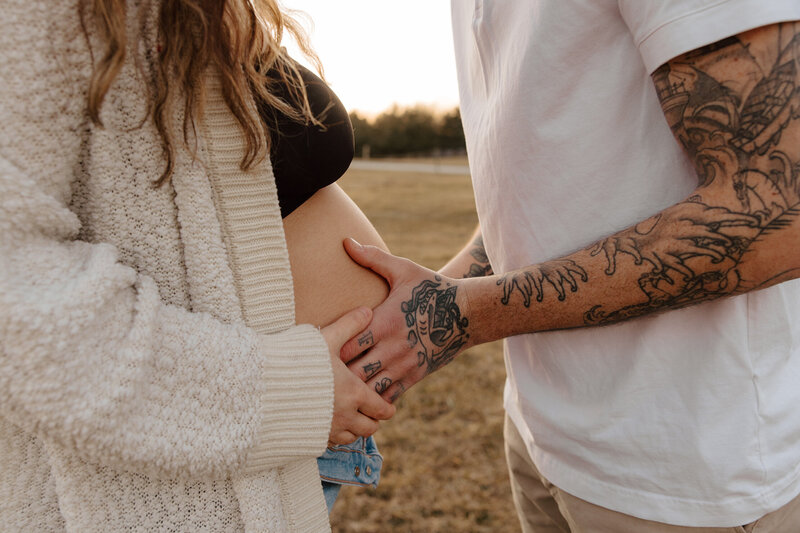 husband-holding-pregnant-belly-meg-pearson-photography-midwest